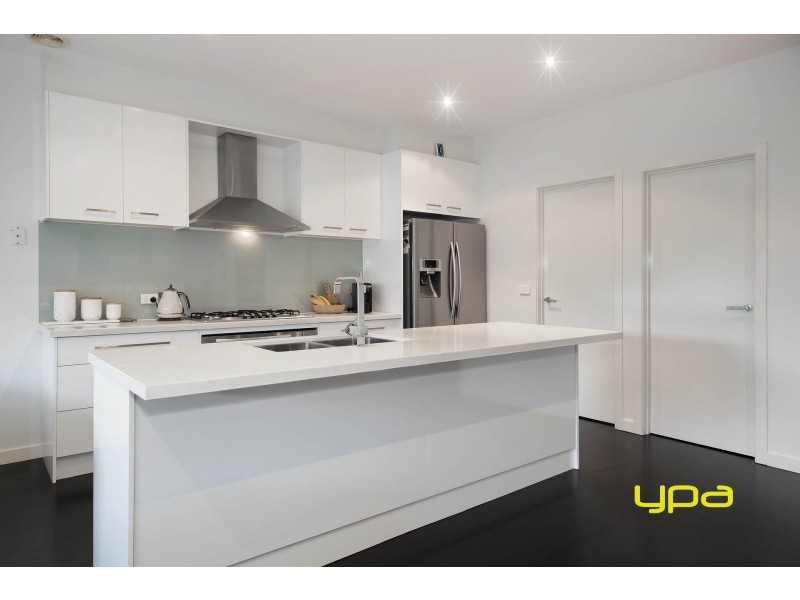 18 Marine Parade, Caroline Springs VIC 3023