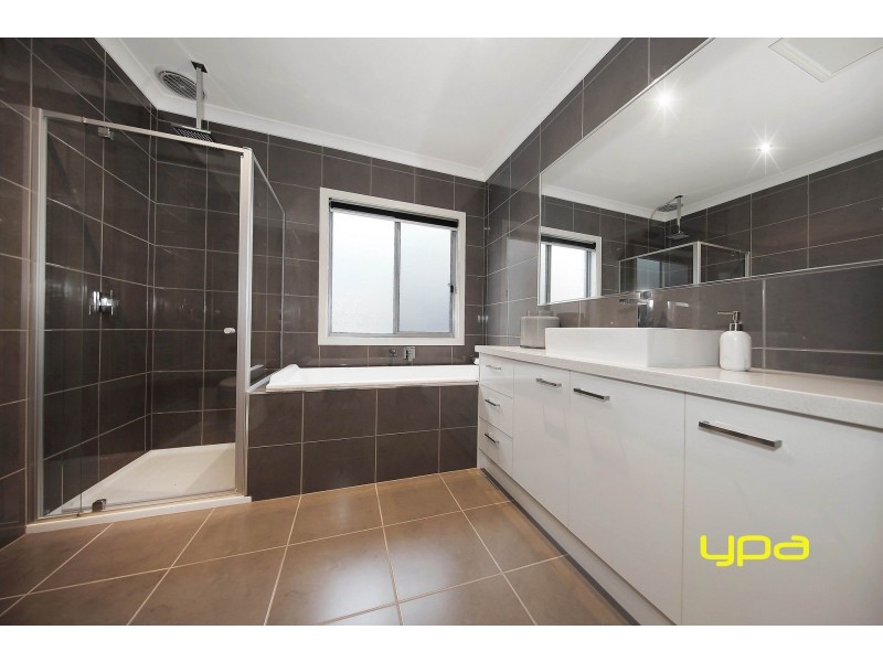 18 Marine Parade, Caroline Springs VIC 3023