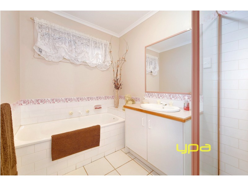 33 Longhurst Crescent, Hillside VIC 3037