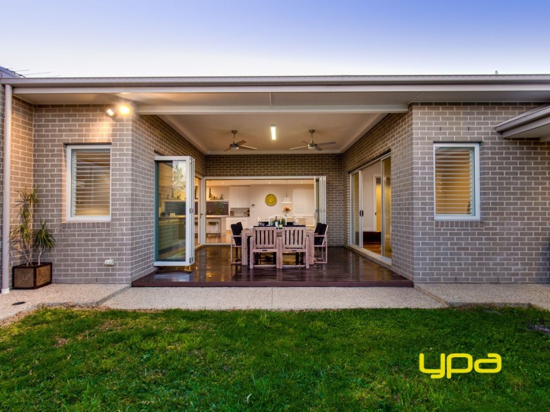 15 Flagstaff Lane, Taylors Hill VIC 3037
