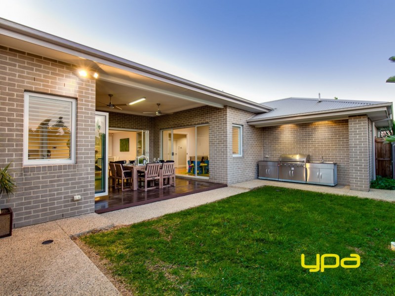 15 Flagstaff Lane, Taylors Hill VIC 3037