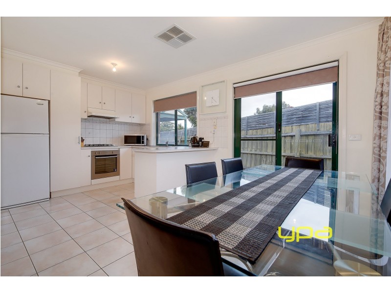 2/32 Chris Court, Hillside VIC 3037