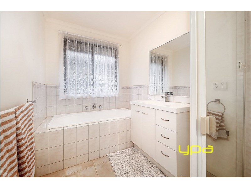 2/32 Chris Court, Hillside VIC 3037