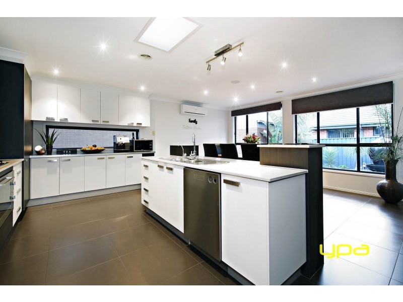 39 Cassan Way, Caroline Springs VIC 3023
