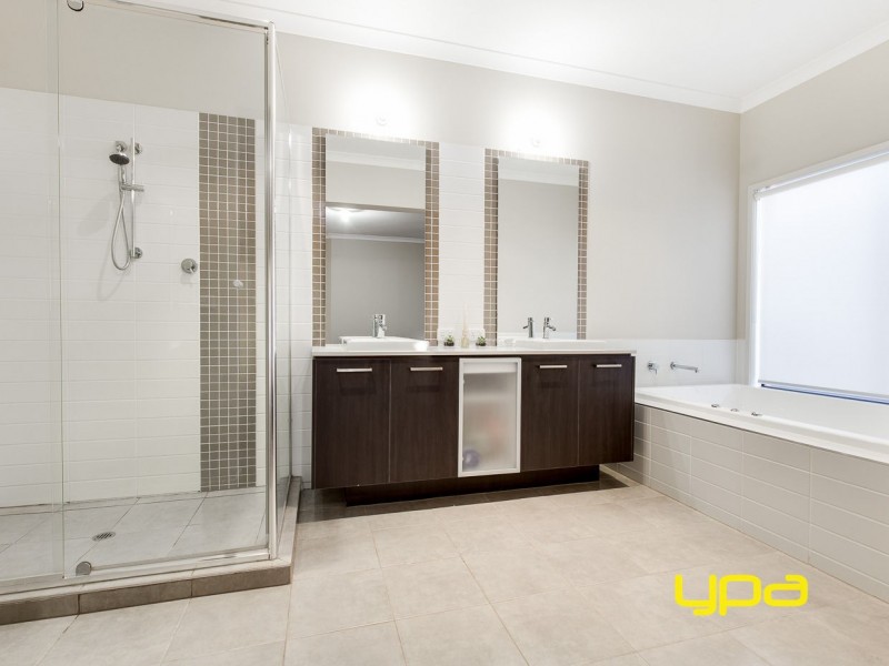 7 Coogee Drive, Taylors Hill VIC 3037