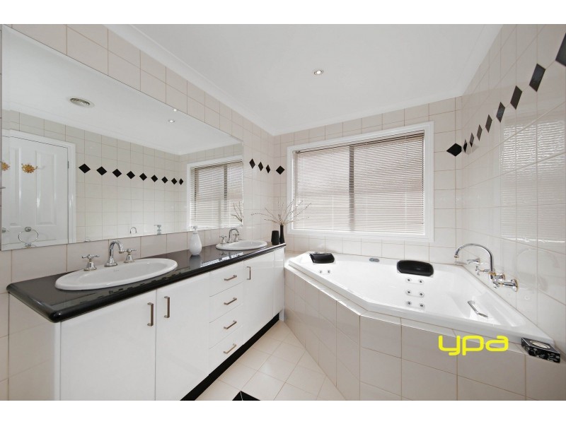 4 Rubicon Avenue, Taylors Hill VIC 3037