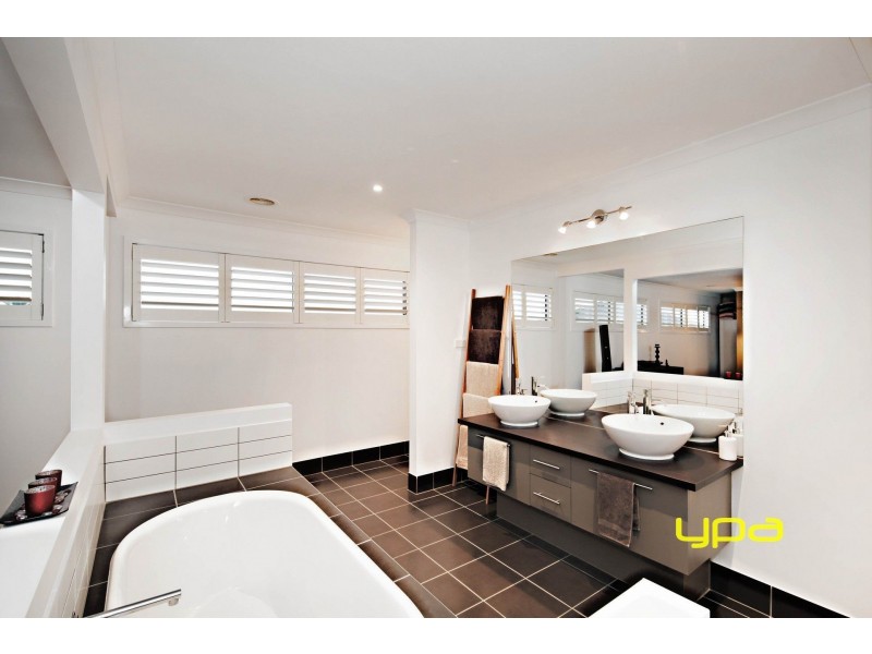 19 Melfin Drive, Hillside VIC 3037