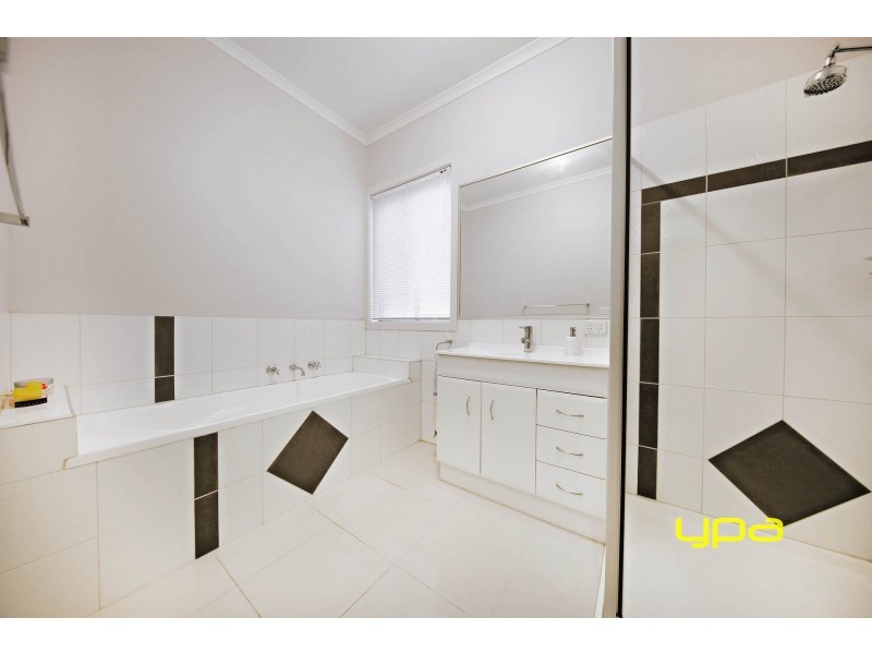 2/15 Jade Way, Hillside VIC 3037