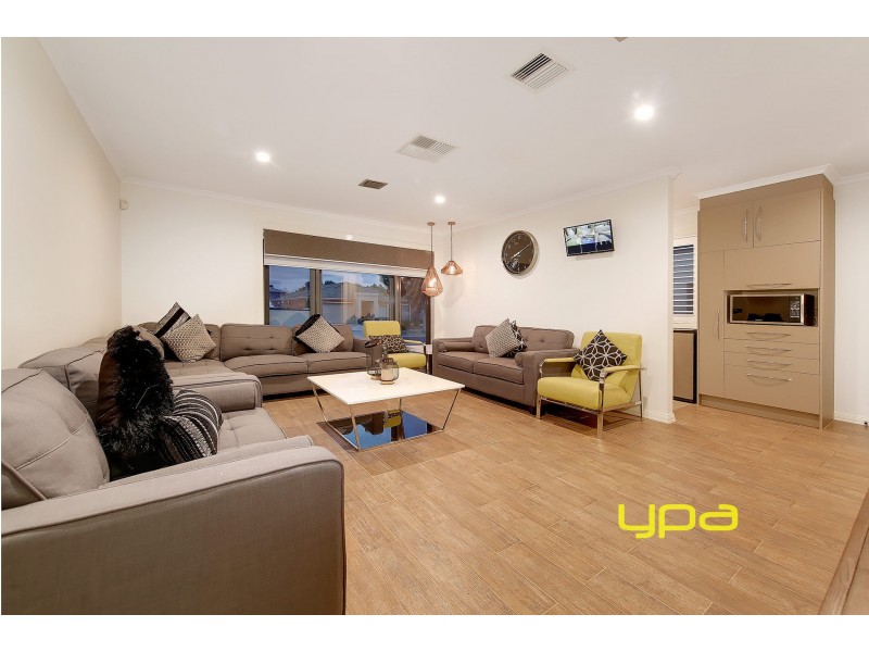 18 Rowlandson Place, Taylors Lakes VIC 3038