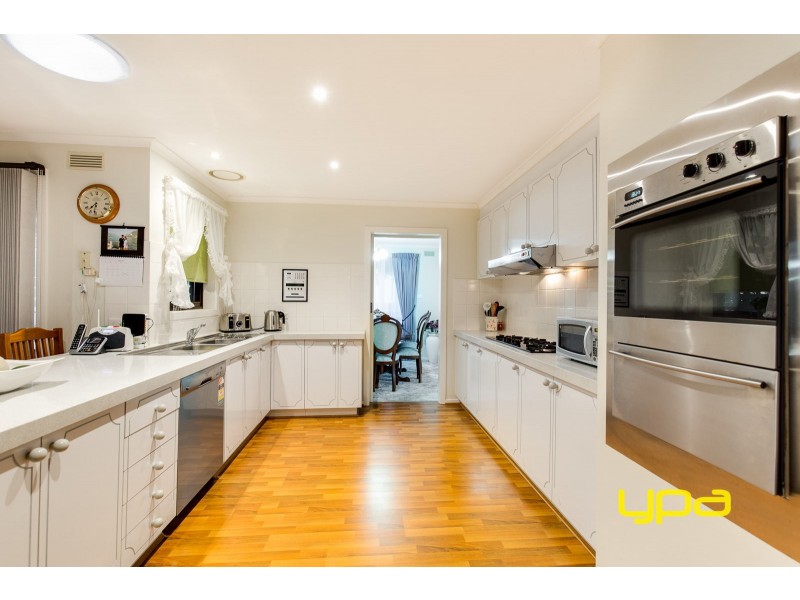 2 Mantaura Avenue, Taylors Lakes VIC 3038