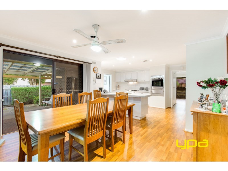 2 Mantaura Avenue, Taylors Lakes VIC 3038