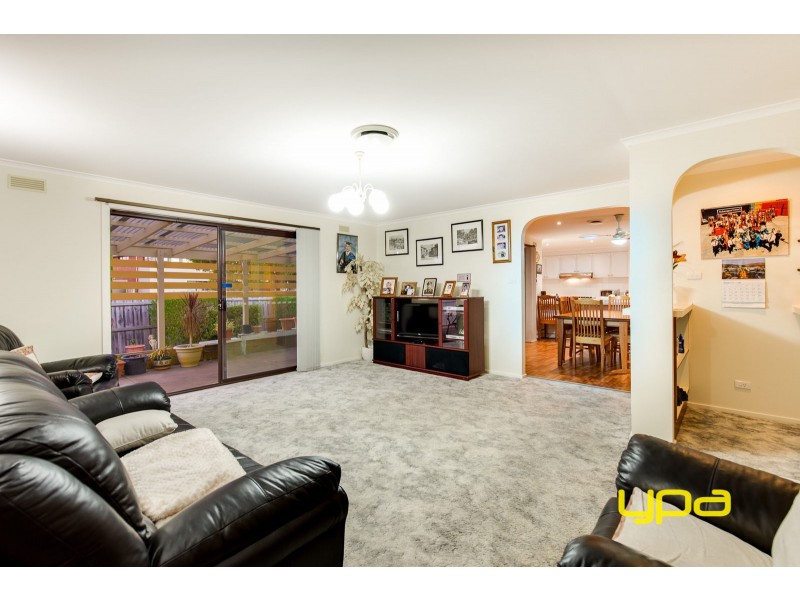 2 Mantaura Avenue, Taylors Lakes VIC 3038