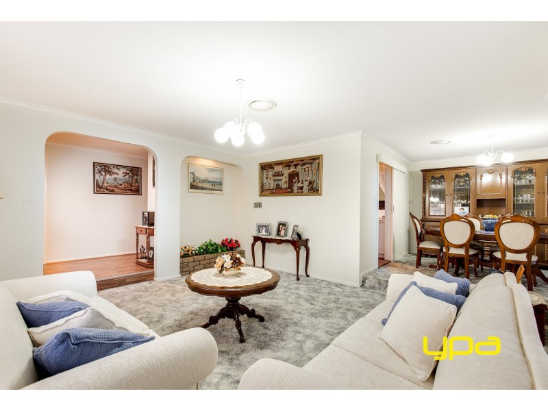 2 Mantaura Avenue, Taylors Lakes VIC 3038