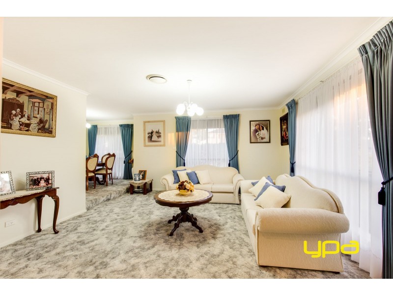 2 Mantaura Avenue, Taylors Lakes VIC 3038