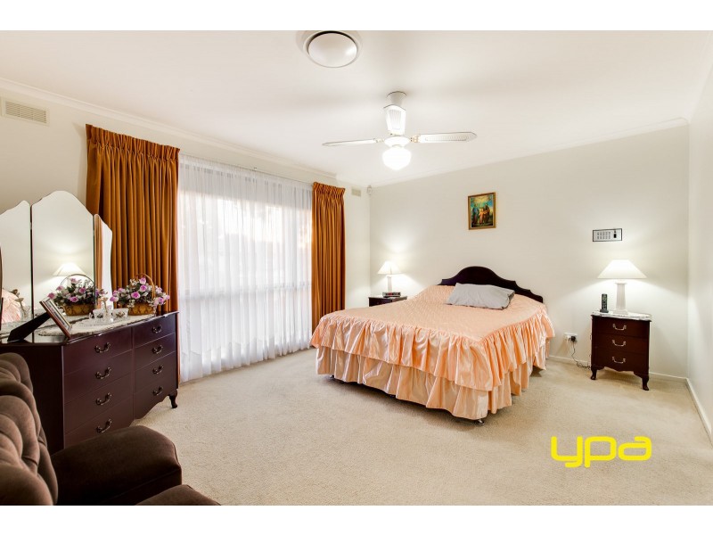 2 Mantaura Avenue, Taylors Lakes VIC 3038