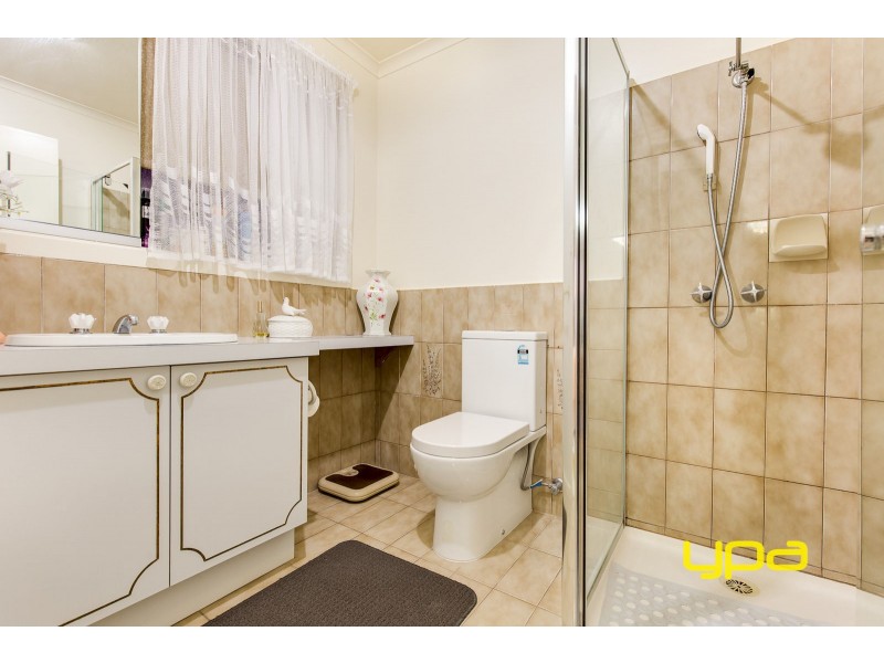 2 Mantaura Avenue, Taylors Lakes VIC 3038