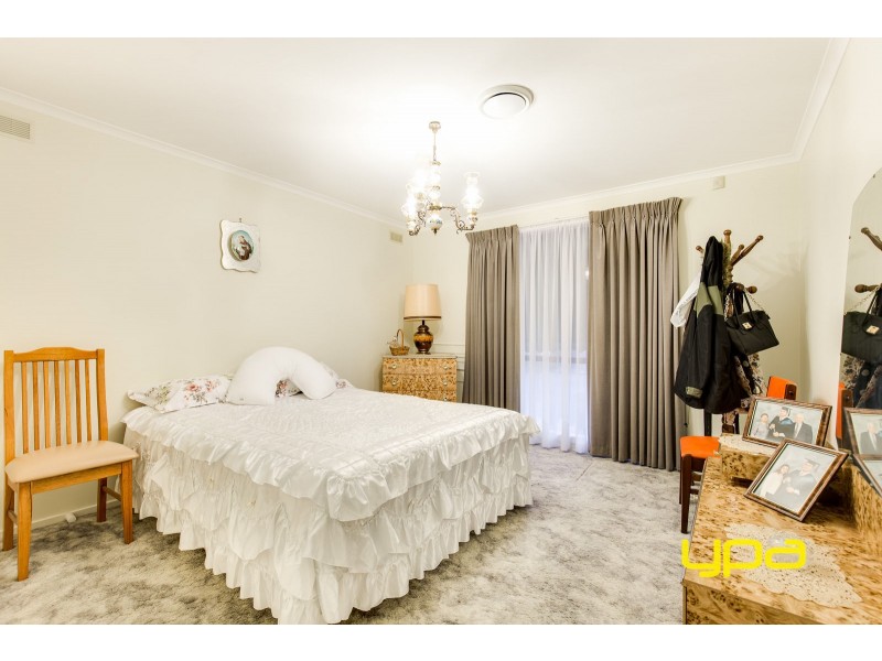 2 Mantaura Avenue, Taylors Lakes VIC 3038