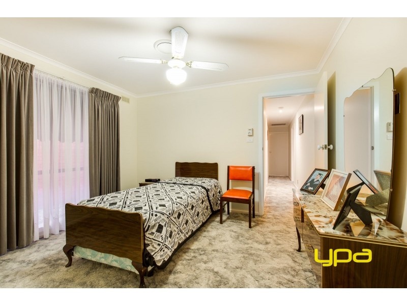 2 Mantaura Avenue, Taylors Lakes VIC 3038