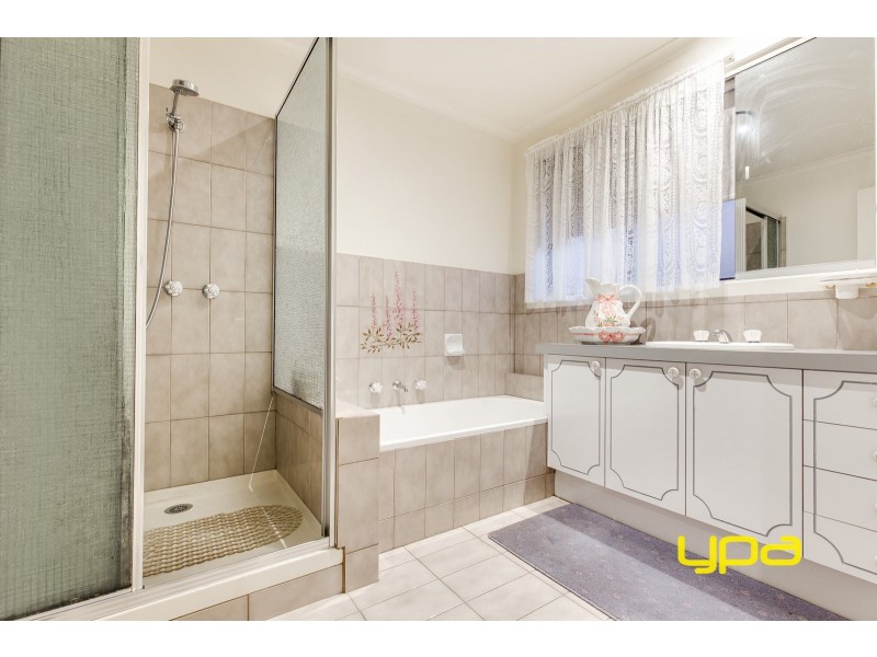 2 Mantaura Avenue, Taylors Lakes VIC 3038