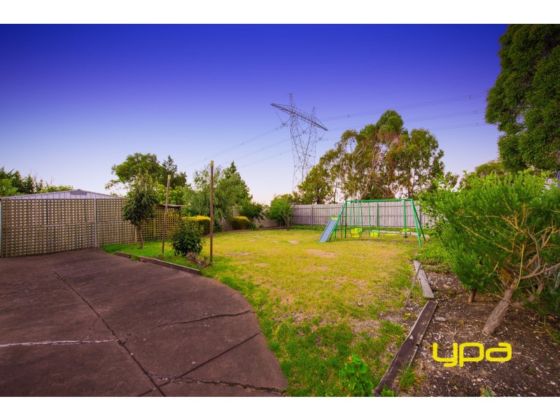 2 Mantaura Avenue, Taylors Lakes VIC 3038