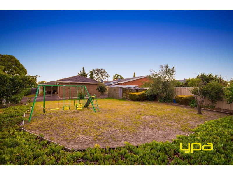 2 Mantaura Avenue, Taylors Lakes VIC 3038