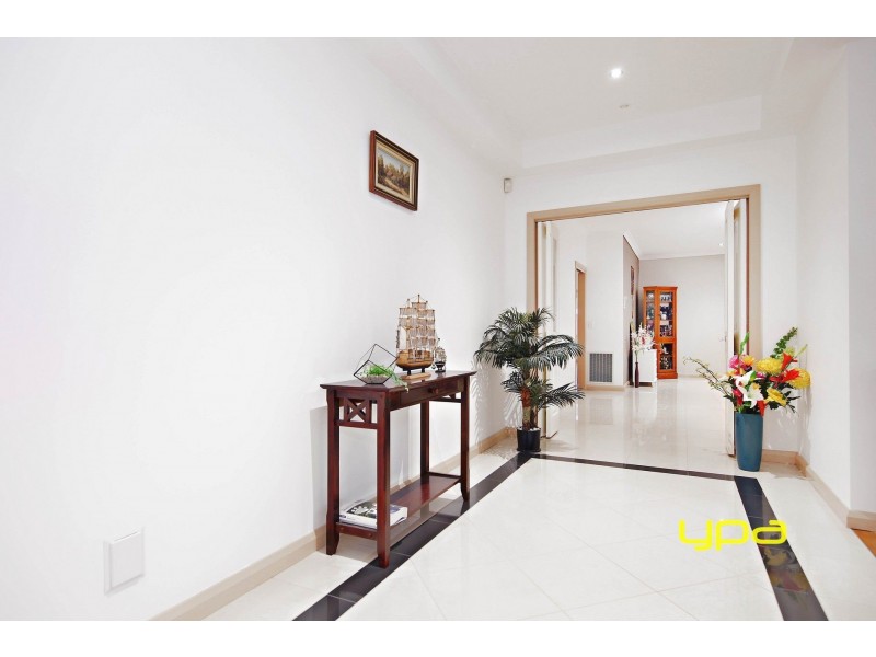 22 Landsbourgh Avenue, Taylors Lakes VIC 3038