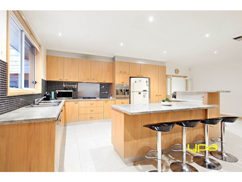 22 Landsbourgh Avenue, Taylors Lakes VIC 3038