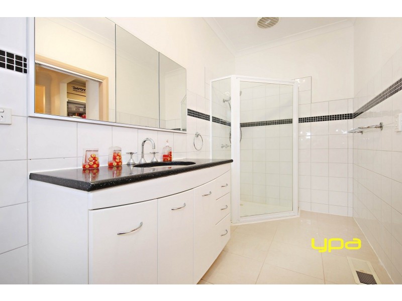 22 Landsbourgh Avenue, Taylors Lakes VIC 3038