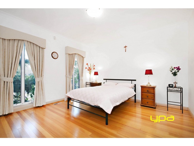 22 Landsbourgh Avenue, Taylors Lakes VIC 3038