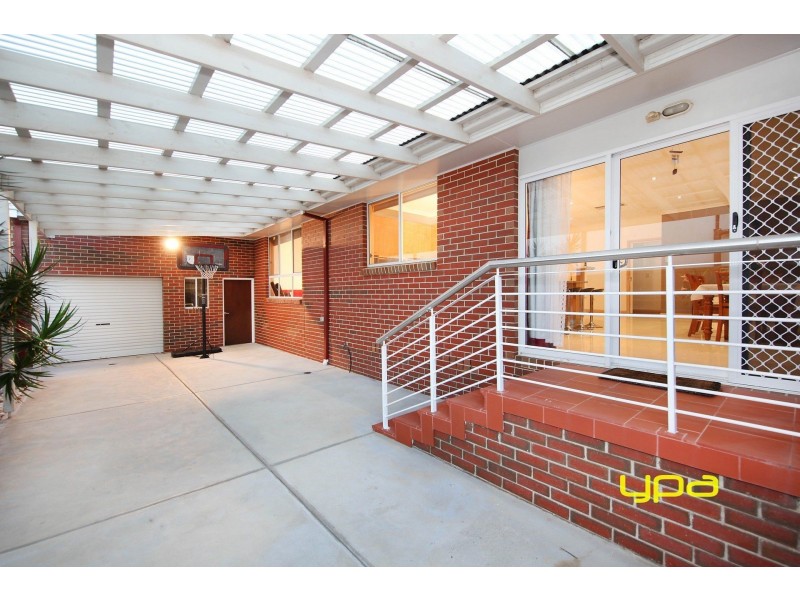 22 Landsbourgh Avenue, Taylors Lakes VIC 3038