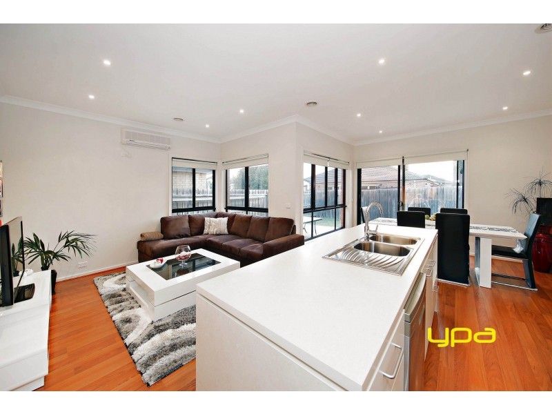 15 Eloura Circuit, Taylors Hill VIC 3037