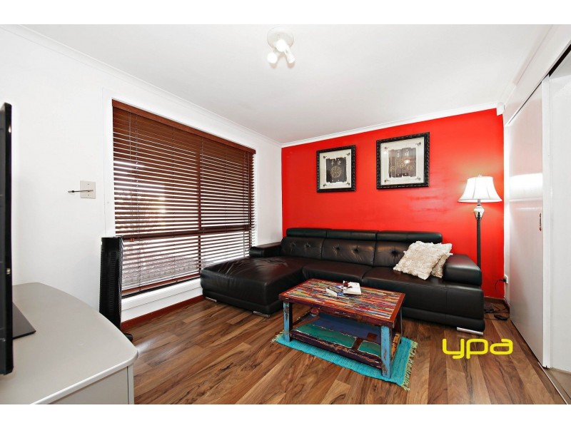 6 Solent Crescent, Taylors Lakes VIC 3038