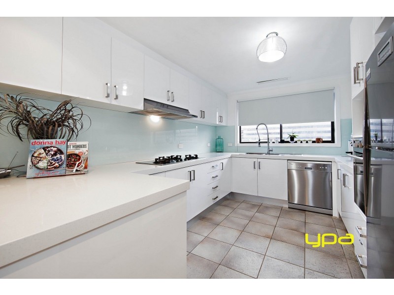 6 Solent Crescent, Taylors Lakes VIC 3038