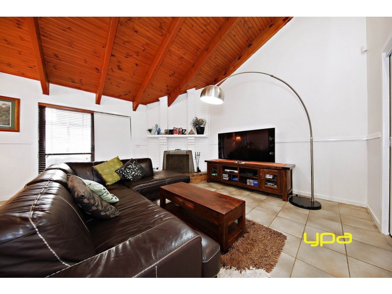 6 Solent Crescent, Taylors Lakes VIC 3038