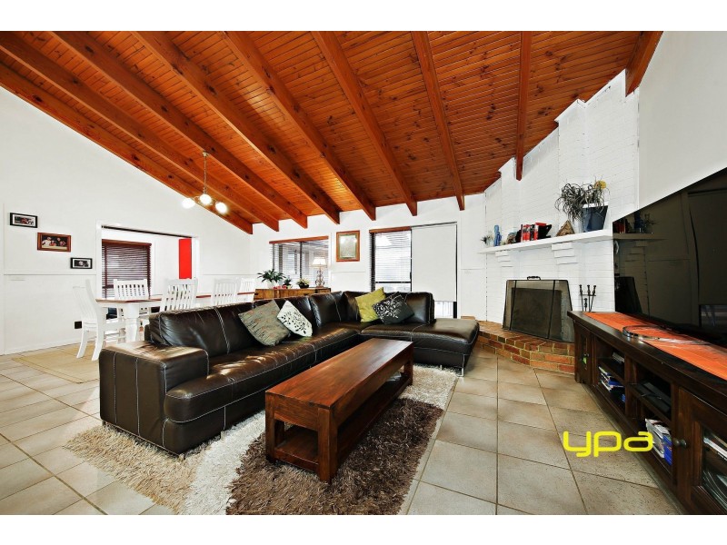 6 Solent Crescent, Taylors Lakes VIC 3038