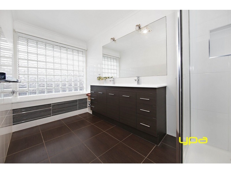 6 Solent Crescent, Taylors Lakes VIC 3038