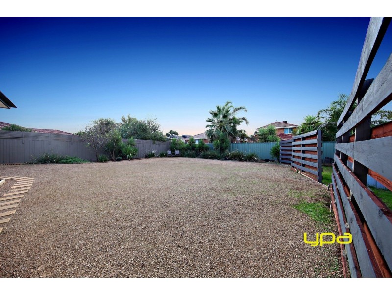 6 Solent Crescent, Taylors Lakes VIC 3038