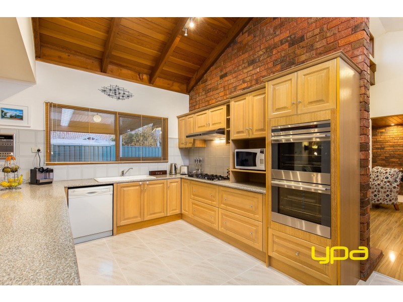 10 Panamuna Avenue, Taylors Lakes VIC 3038