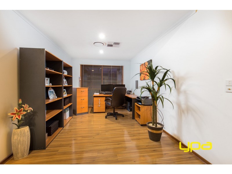 10 Panamuna Avenue, Taylors Lakes VIC 3038