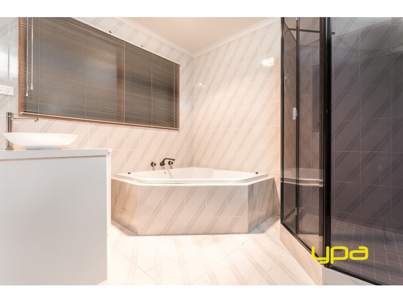 10 Panamuna Avenue, Taylors Lakes VIC 3038