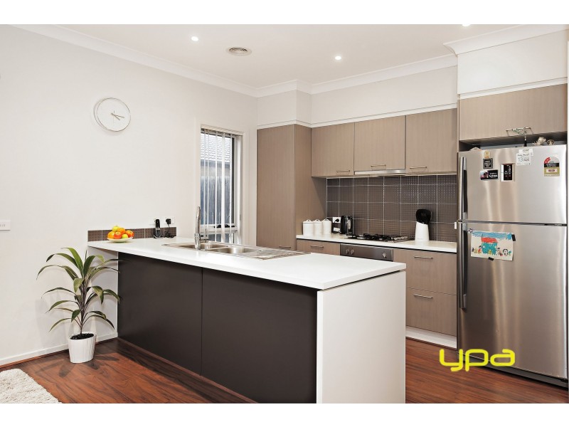 16 Eloura Circuit, Taylors Hill VIC 3037