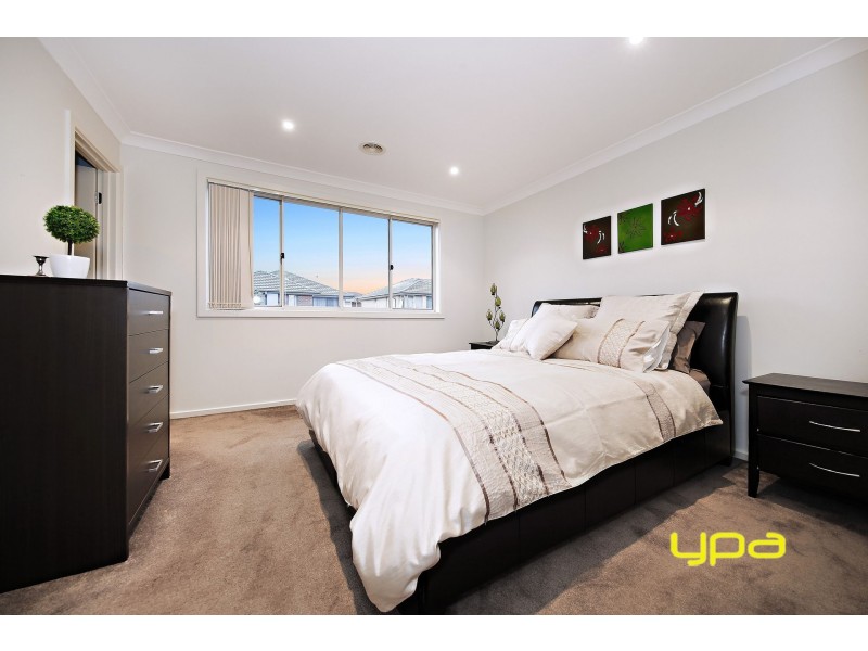 16 Eloura Circuit, Taylors Hill VIC 3037