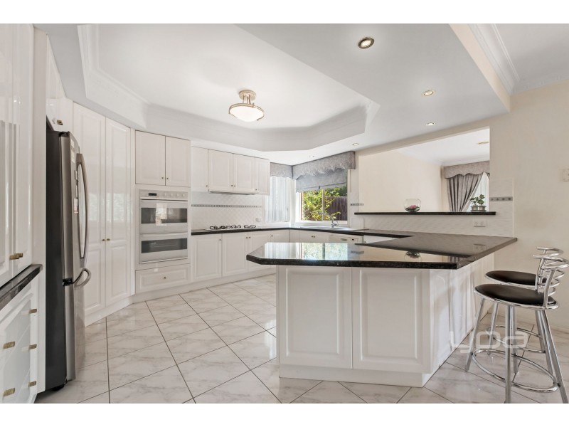 4 Pacific Place, Taylors Lakes VIC 3038