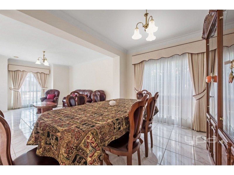 4 Pacific Place, Taylors Lakes VIC 3038