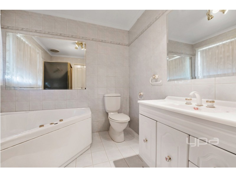 4 Pacific Place, Taylors Lakes VIC 3038