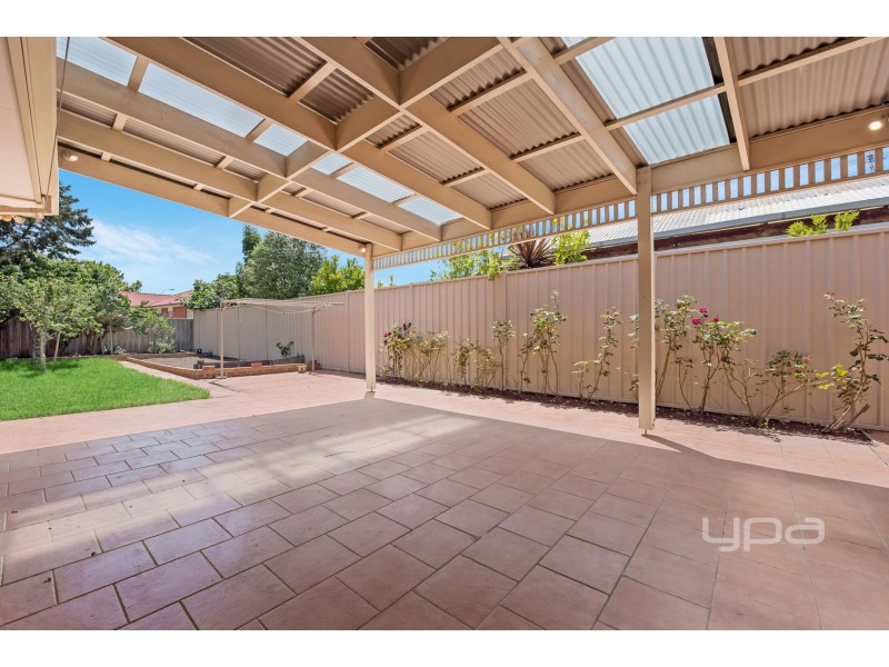 4 Pacific Place, Taylors Lakes VIC 3038