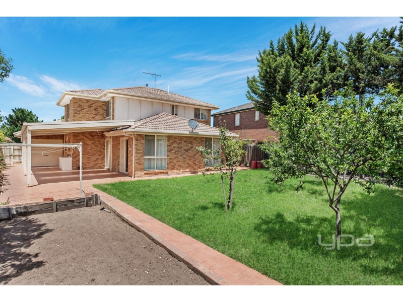 4 Pacific Place, Taylors Lakes VIC 3038