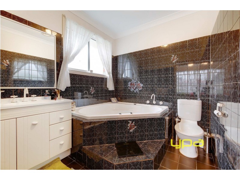 5 Chris Court, Hillside VIC 3037