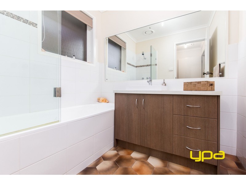 64 Pindari Avenue, Taylors Lakes VIC 3038