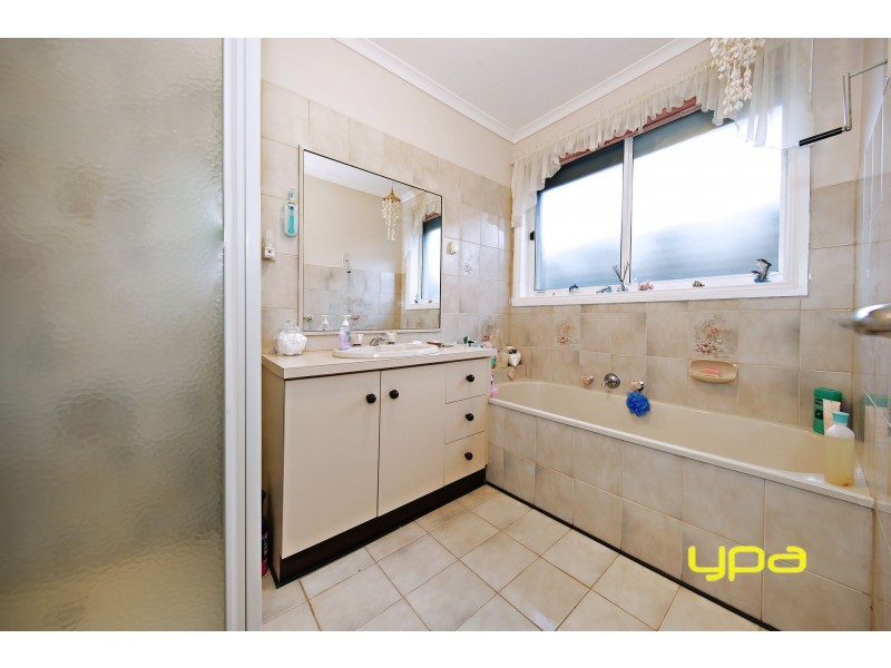 34 Yeats Drive, Delahey VIC 3037